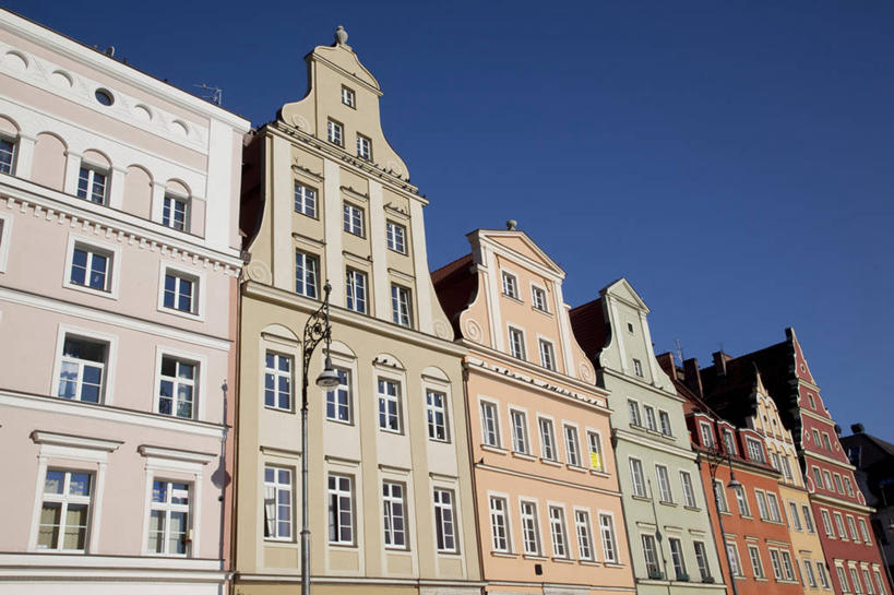 无人,家,横图,室外,白天,仰视,度假,美景,窗户,城市风光,城市,路灯,照明,欧洲,波兰,一排,阴影,整齐,并列,并排,光线,影子,房屋,墙,屋子,景观,公寓,灯光,娱乐,洋房,楼房,玻璃窗,墙壁,墙面,住宅,灯,排列,蓝色,蓝天,天空,阳光,天,享受,休闲,景色,放松,晴朗,照亮,照明设备,队列,平行,中欧,万里无云,省会,波兰共和国,弗罗茨瓦夫,下西里西亚省,晴空,晴空万里,彩图,低角度拍摄,房子