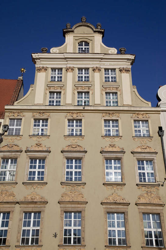 无人,家,竖图,室外,白天,仰视,度假,美景,窗户,城市风光,城市,欧洲,波兰,一排,阴影,整齐,并列,并排,光线,影子,房屋,墙,屋子,景观,公寓,娱乐,洋房,楼房,玻璃窗,墙壁,墙面,住宅,排列,蓝色,蓝天,天空,阳光,天,享受,休闲,景色,放松,晴朗,队列,平行,中欧,万里无云,省会,波兰共和国,弗罗茨瓦夫,下西里西亚省,晴空,晴空万里,彩图,低角度拍摄,房子