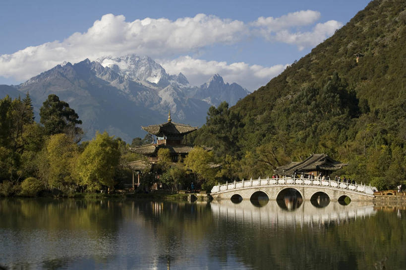 无人,寺庙,横图,室外,白天,正面,旅游,度假,河流,石头,美景,山,树林,水,雪,雪山,植物,大雪,丽江,中国,亚洲,阴影,波纹,光线,石子,影子,冰,河水,积雪,景观,山峰,水流,雪景,冬季,冬天,塔,桥,涟漪,山峦,娱乐,石桥,宝塔,云南,拱桥,栈桥,树,树木,玉龙雪山,绿色,倒影,水纹,阳光,自然,庙宇,波浪,享受,休闲,景色,放松,寒冷,拱形,生长,成长,人行桥,石拱桥,冰冷,倒映,自然风光,东亚,云南省,中华人民共和国,水晕,西南地区,严寒,冰凉,酷寒,凛冽,凛凛,极冷,滇,丽江市,浮图,浮屠,反照,波石欧鲁,黑白雪山,玉龙纳西族自治县,玉龙山,石块,彩图,庙,寺