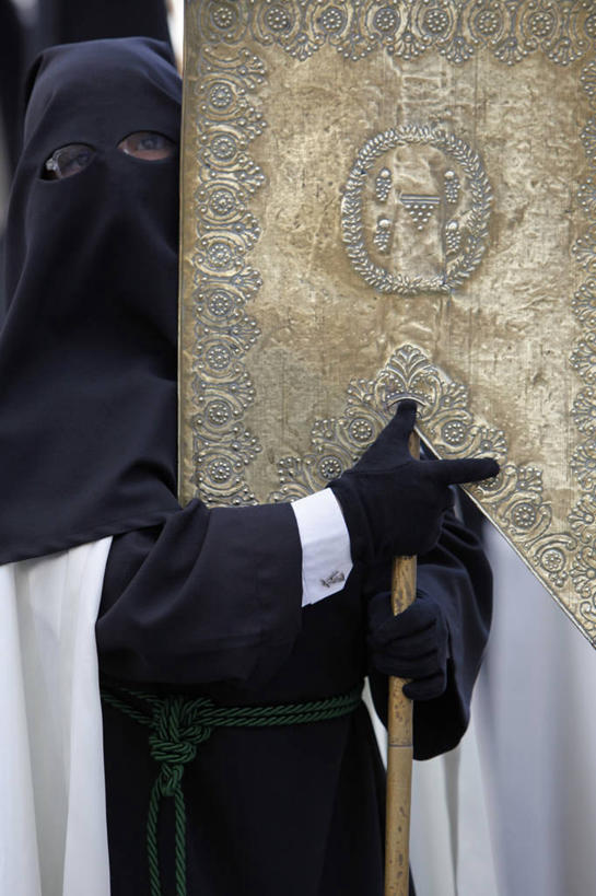 西方人,一个人,教堂,站,竖图,室外,白天,正面,民族服装,旅游,度假,名胜古迹,标志建筑,地标,建筑,西班牙,欧洲,复活节,欧洲人,仅一个男性,仅一个人,握,阴影,节日,庆祝,遗迹,光线,面具,牌子,影子,拿,拿着,古迹,文化,文物,娱乐,建设,古建筑,安达卢西亚,仅一个年轻男性,阳光,祈祷,站着,庆典,享受,休闲,健康,旅游胜地,放松,握着,许愿,遮,遮掩,宗教,信仰,纪念,祈求,掩盖,遮挡,南欧,安达鲁西亚,信念,古文明,遮盖,西班牙王国,掩饰,安达卢西亚自治区,安特克拉,平安,男人,男性,年轻男性,白种人,站立,半身,彩图,传统服装,民俗服,大教堂,礼拜堂