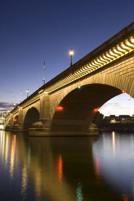 无人,竖图,室外,夜晚,仰视,旅游,度假,河流,石头,名胜古迹,水,植物,标志建筑,地标,建筑,路灯,照明,美国,阴影,遗迹,光线,石子,影子,河水,水流,桥,灯光,古迹,文物,娱乐,建设,古建筑,石桥,拱桥,栈桥,灯,树,树木,绿色,自然,享受,休闲,旅游胜地,放松,拱形,生长,成长,人行桥,石拱桥,照亮,亚利桑那,北美,北美洲,照明设备,美洲,古文明,亚利桑那州,大峡谷之州,北亚美利加洲,亚美利加洲,石块,彩图,低角度拍摄,伦敦桥