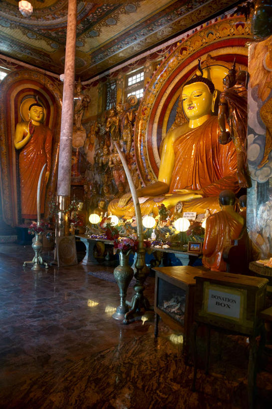 无人,寺庙,竖图,室内,白天,正面,旅游,度假,标志建筑,地标,建筑,雕塑,斯里兰卡,亚洲,阴影,节日,艺术,装饰,光线,雕刻,雕像,影子,首都,燃烧,文化,娱乐,建设,香火,工艺品,庙宇,祈祷,享受,休闲,健康,旅游胜地,放松,许愿,宗教,信仰,纪念,祈求,美术,主题,南亚,陈列,功能,美学,斯里兰卡民主社会主义共和国,科伦坡,平安,彩图,全身,庙,寺