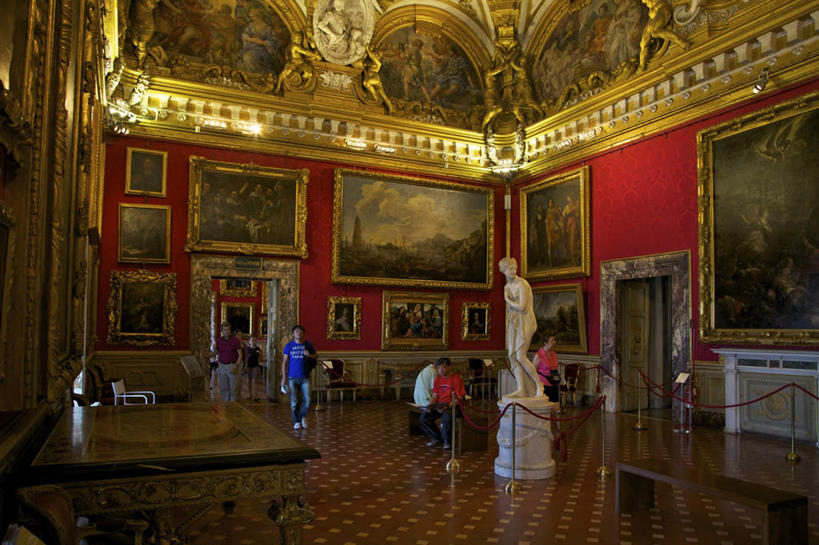 西方人,四个人,宫殿,栏杆,站,坐,横图,室内,白天,正面,旅游,度假,绘画,名胜古迹,餐桌,门,桌子,标志建筑,地标,建筑,椅子,雕塑,意大利,佛罗伦萨,欧洲,欧洲人,行人,游客,游人,阴影,服装,遗迹,艺术,装饰,光线,包,雕刻,雕像,影子,木椅,墙,围栏,旅行包,注视,休闲装,古迹,文化,文物,娱乐,建设,古建筑,护栏,路人,旅客,壁画,墙壁,墙面,衣服,红色,背包,工艺品,门框,观察,看,站着,享受,休闲,休闲服,旅游胜地,放松,服饰,餐台,观看,纪念,华丽,修饰,美术,点缀,察看,关注,南欧,主题,陈列,古文明,意大利共和国,皮蒂宫,功能,美学,衬托,美观,雅致,雅观,旅游包,漆雕,百花之城,翡冷翠,过客,男人,男性,年轻男性,白种人,画画,站立,坐着,彩图,全身,双肩包