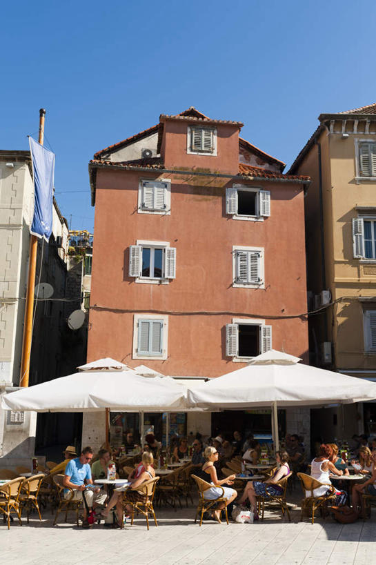 西方人,伙伴,朋友,坐,说,竖图,室外,白天,仰视,度假,讨论,友谊,美景,餐桌,窗户,桌子,城市风光,城市,椅子,欧洲,克罗地亚,欧洲人,行人,阴影,服装,光线,伞,影子,雨伞,遮阳伞,房屋,木椅,屋子,景观,公寓,许多人,注视,休闲装,娱乐,阳伞,楼房,路人,玻璃窗,住宅,衣服,蓝色,蓝天,天空,阳光,天,观察,看,一群人,享受,休闲,休闲服,景色,放松,服饰,晴朗,餐台,观看,察看,关注,万里无云,首府,克罗地亚共和国,过客,斯普利特,斯普利特.达尔马提亚县,交流,友情,男人,男性,女人,女性,中年男性,中年女性,白种人,晴空,晴空万里,沟通,讲话,交谈,商讨,说话,谈话,坐着,彩图,低角度拍摄,全身,房子,斯普利特.达尔马提亚,赫尔瓦次卡