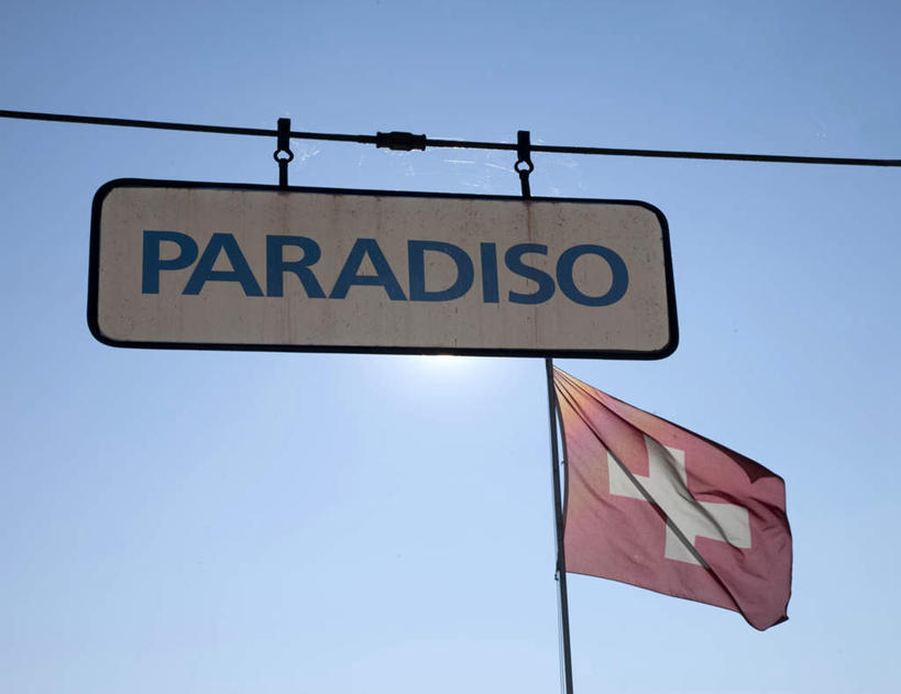 无人,横图,室外,白天,仰视,旅游,度假,美景,指示牌,旗帜,国旗,瑞士,欧洲,一排,吊挂,悬挂,阴影,整齐,电力,光线,标志,电线,旗杆,文字,线,影子,字符,字母,景观,电能,挂,线路,娱乐,标识,排列,蓝色,蓝天,天空,阳光,自然,天,享受,休闲,景色,放松,晴朗,电,电源,电源线,队列,自然风光,能量,中欧,卢加诺,万里无云,卢加诺湖,瑞士联邦,旗,晴空,晴空万里,彩图,低角度拍摄