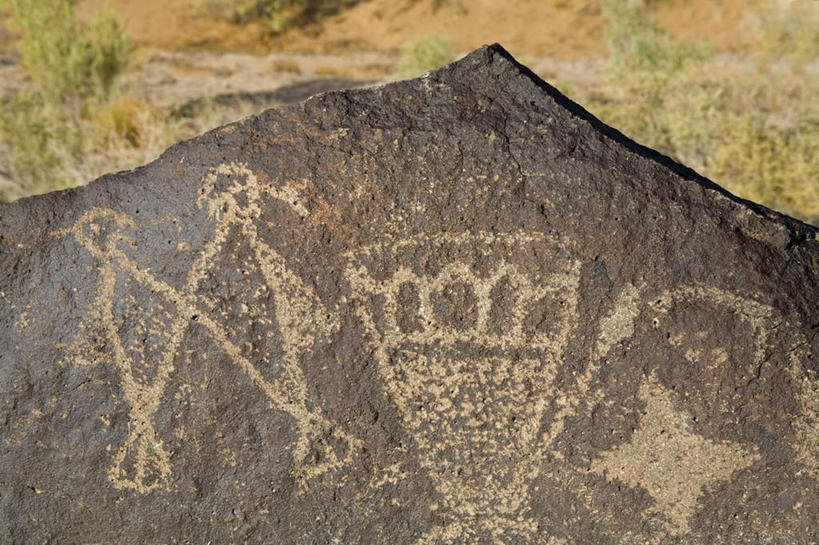 无人,横图,俯视,室外,特写,白天,旅游,度假,绘画,草地,草坪,石头,名胜古迹,植物,标志建筑,城市,地标,建筑,美国,阴影,遗迹,艺术,装饰,光线,标志,石子,文字,影子,字符,字母,墙,古迹,文化,文物,娱乐,标识,建设,古建筑,壁画,墙壁,墙面,草,绿色,阳光,享受,休闲,旅游胜地,放松,华丽,修饰,点缀,北美,北美洲,美洲,古文明,新墨西哥,新墨西哥州,北亚美利加洲,亚美利加洲,衬托,美观,雅致,雅观,迷人之地,迷人之州,阿尔伯克基,阿布奎基,石块,岩石,画画,彩图,高角度拍摄