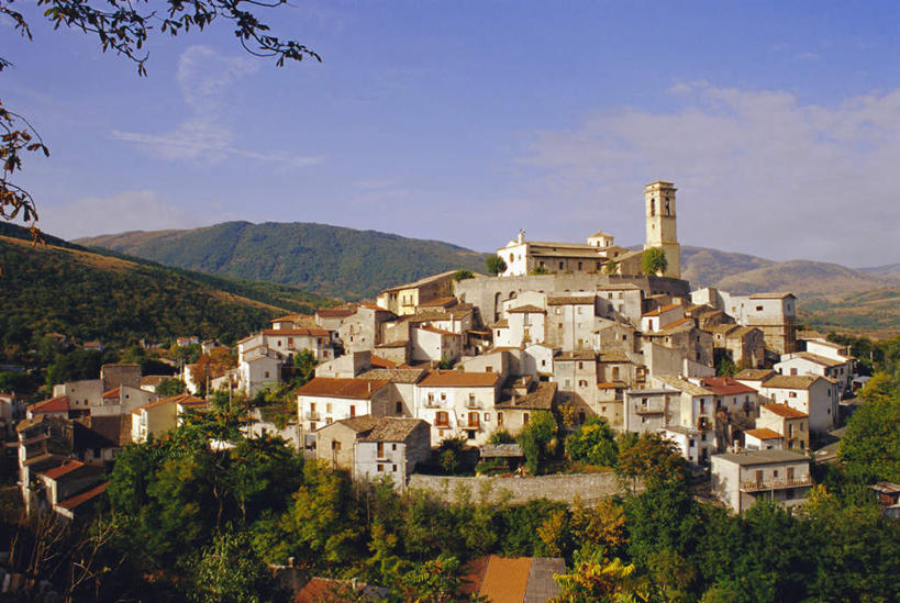 无人,家,教堂,横图,俯视,航拍,室外,白天,旅游,度假,石头,山,山脉,植物,标志建筑,地标,建筑,意大利,欧洲,阴影,节日,光线,石子,瓦片,影子,房屋,屋顶,屋子,山峰,云,云朵,山峦,云彩,顶棚,瓦,文化,娱乐,建设,楼房,住宅,树,树木,蓝色,绿色,白云,蓝天,天空,阳光,自然,群山,天,祈祷,享受,休闲,健康,旅游胜地,放松,许愿,宗教,建造,信仰,生长,晴朗,成长,纪念,祈求,基督教,鸟瞰,南欧,天主教,信念,屋瓦,意大利共和国,阿布鲁佐,阿布鲁佐大区,平安,石块,岩石,晴空,彩图,高角度拍摄,房子,大教堂,礼拜堂