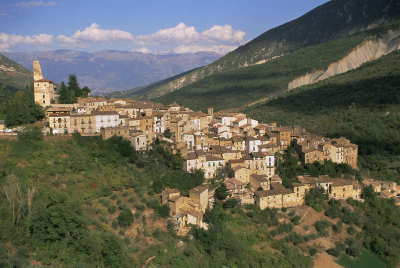 无人,家,横图,俯视,航拍,室外,白天,度假,石头,美景,山,山脉,植物,城市风光,城市,建筑,意大利,欧洲,阴影,光线,石子,瓦片,影子,房屋,屋顶,屋子,景观,山峰,云,云朵,山峦,云彩,顶棚,瓦,娱乐,楼房,住宅,树,树木,蓝色,绿色,白云,蓝天,天空,阳光,自然,群山,天,享受,休闲,景色,放松,建造,生长,晴朗,成长,鸟瞰,南欧,屋瓦,意大利共和国,阿布鲁佐,阿布鲁佐大区,石块,岩石,晴空,彩图,高角度拍摄,房子