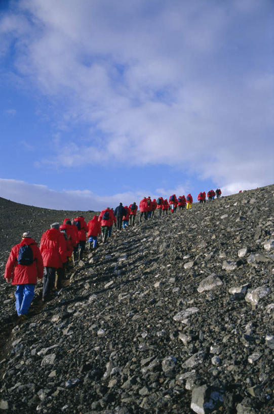 西方人,走,竖图,室外,白天,仰视,旅游,度假,火山,石头,美景,山,山脉,帽子,欧洲,欧洲人,一排,阴影,服装,整齐,光线,包,石子,影子,景观,山峰,云,云朵,山峦,许多人,云彩,旅行包,注视,休闲装,娱乐,运动帽,排列,衣服,蓝色,白云,蓝天,天空,阳光,自然,背包,群山,天,观察,看,一群人,享受,休闲,休闲服,鸭舌帽,景色,放松,服饰,晴朗,观看,察看,队列,关注,自然风光,南极洲,沉积岩,旅游包,格雷厄姆地,南极半岛,南极大陆,帕默半岛,南设得兰群岛,水成岩,英属南极领地,男人,男性,中年男性,白种人,活火山,石块,死火山,休眠火山,岩石,晴空,步行,散步,走路,彩图,低角度拍摄,全身,双肩包
