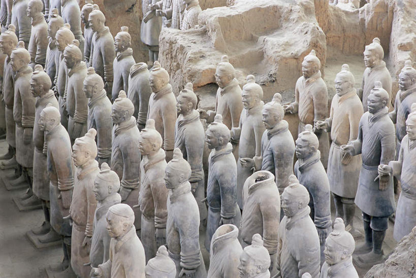 东方人,无人,站,横图,俯视,室外,白天,旅游,度假,安全,名胜古迹,标志建筑,地标,建筑,雕塑,兵马俑,西安,中国,亚洲,一排,许多,士兵,遗迹,艺术,整齐,装饰,并列,并排,雕刻,雕像,盔甲,建筑群,防护,很多,许多人,注视,黄种人,古迹,文物,娱乐,建设,古建筑,石雕,排列,工艺品,观察,看,站着,一群人,享受,休闲,墓地,旅游胜地,放松,观看,纪念,保护,战马,美术,察看,坟墓,陵墓,队列,关注,主题,保险,防御,平行,陈列,坟场,古文明,东亚,陕西,陕西省,西安市,战车,中华人民共和国,省会,铠甲,功能,美学,防具,防卫,西北地区,陕,兵士,秦始皇陵兵马俑,八大奇迹,军事博物馆,平安,男人,男性,中年男性,亚洲人,站立,半身,彩图,高角度拍摄,甲胄