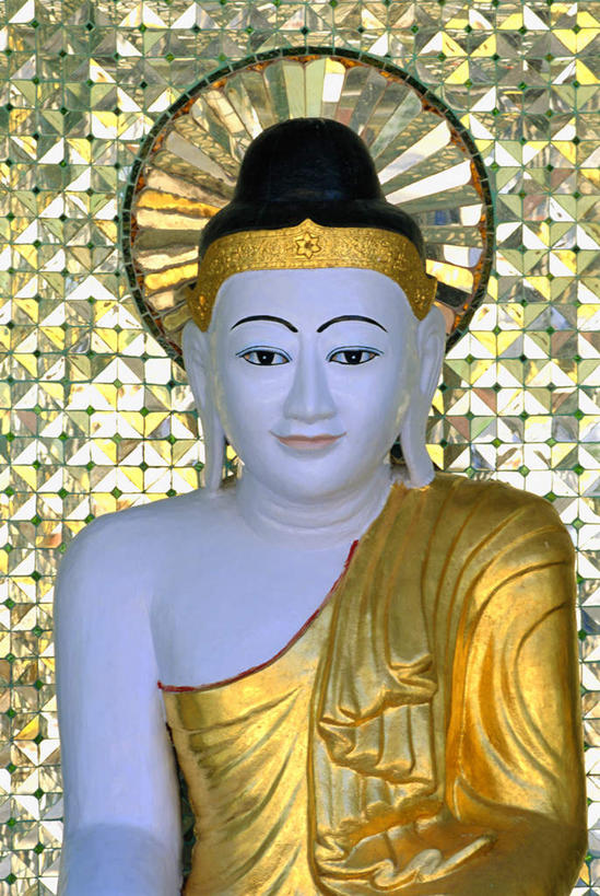 脸,头,脸颊,手,无人,寺庙,竖图,室内,特写,白天,正面,旅游,度假,标志建筑,地标,建筑,雕塑,缅甸,亚洲,阴影,节日,艺术,装饰,光线,长袍,雕刻,雕像,佛像,影子,燃烧,注视,文化,娱乐,建设,肩膀,黄色,香火,工艺品,庙宇,观察,看,祈祷,享受,休闲,健康,手部,旅游胜地,放松,许愿,宗教,东南亚,信仰,观看,纪念,华丽,修饰,祈求,美术,点缀,察看,关注,主题,陈列,缅甸联邦,仰光大金塔,功能,美学,仰光大金寺,雪德宫大金塔,大金塔,衬托,美观,雅致,雅观,平安,头部,脸部,脸蛋,面部,半身,彩图,庙,寺,仰光