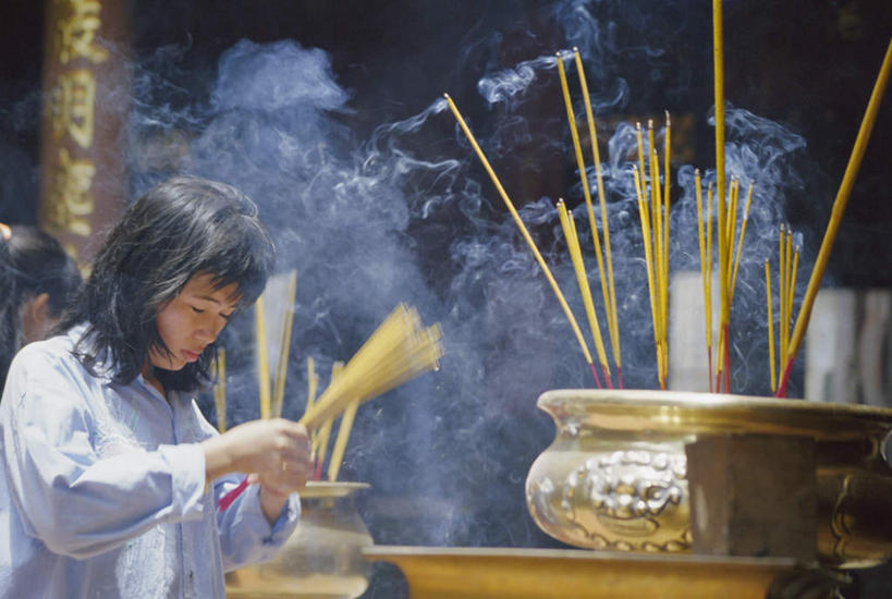 东方人,脸,头,脸颊,手,一个人,寺庙,站,横图,室内,白天,侧面,蜡烛,亚洲,双手,仅一个年轻女性,仅一个女性,仅一个人,握,服装,节日,香炉,烟雾,拿,拿着,注视,休闲装,黄种人,文化,肩膀,佛香,衣服,香烛,庙宇,观察,看,祈祷,站着,休闲,健康,手部,休闲服,握着,许愿,宗教,服饰,佛教,信仰,烧香,观看,纪念,祈求,祭奠,祭祀,察看,关注,祭坛,释教,敬拜,平安,年轻女性,女人,女性,亚洲人,头部,脸部,脸蛋,面部,站立,半身,彩图,庙,寺