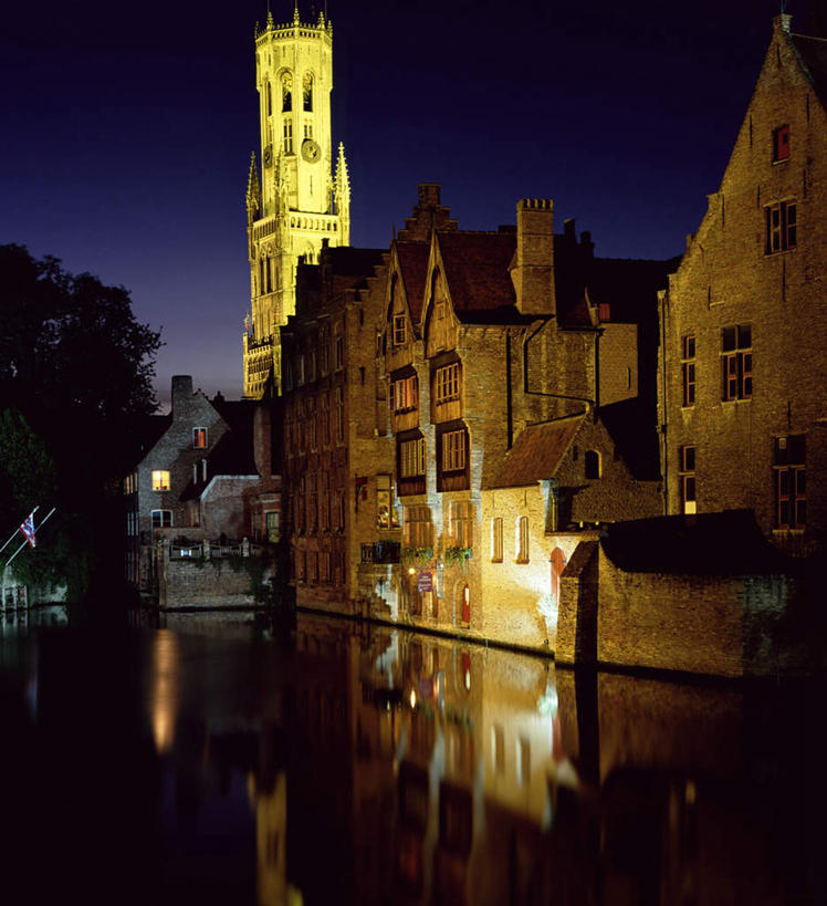 无人,家,竖图,室外,夜晚,正面,旅游,度假,河流,水,标志建筑,地标,建筑,路灯,夜景,照明,比利时,欧洲,阴影,波纹,时间,光线,时钟,影子,房屋,屋子,河水,水流,公寓,灯光,涟漪,计时,娱乐,建设,洋房,楼房,住宅,灯,倒影,水纹,钟表,波浪,享受,休闲,表,旅游胜地,放松,照亮,倒映,照明设备,西欧,省会,水晕,塔钟,比利时王国,反照,布鲁日,西佛兰德省,钟,彩图,房子