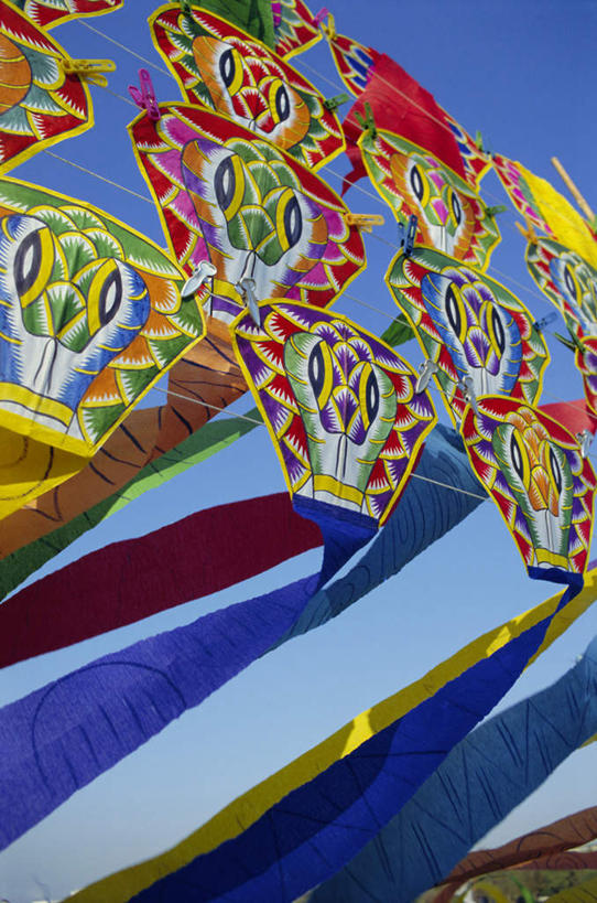 无人,竖图,室外,特写,白天,仰视,旅游,度假,游戏,玩具,曼谷,泰国,亚洲,阴影,光线,影子,首都,玩,娱乐,蓝色,蓝天,天空,阳光,风筝,天,享受,休闲,放松,益智,放风筝,东南亚,晴朗,活动,纸鸢,发泄,消遣,智力,放鹞子,鹞,鹞子,鸢,木鸢,万里无云,泰王国,宣泄,晴空,晴空万里,玩耍,嬉戏,彩图,低角度拍摄