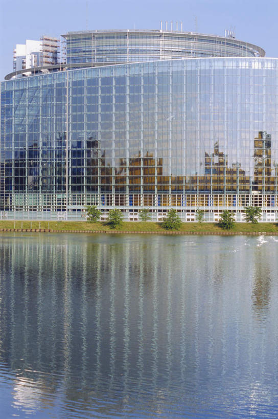 无人,高楼大厦,竖图,室外,白天,正面,度假,办公楼,草地,草坪,河流,美景,水,植物,城市风光,城市,大厦,建筑,摩天大楼,写字楼,法国,欧洲,阴影,光线,影子,河水,景观,水流,娱乐,草,树,树木,蓝色,绿色,倒影,蓝天,天空,阳光,自然,楼宇,天,享受,休闲,商务楼,景色,放松,生长,晴朗,成长,倒映,阿尔萨斯,万里无云,法兰西共和国,法兰西第五共和国,反照,阿尔萨斯大区,晴空,晴空万里,彩图,大楼,高层建筑,高楼,摩天楼