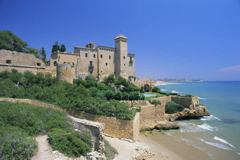 无人,横图,室外,白天,正面,草地,草坪,海浪,海洋,石头,沙滩,植物,窗户,门,西班牙,欧洲,阴影,波纹,光线,沙子,石子,影子,堡垒,城堡,墙,屋顶,海岸,浪花,涟漪,沙地,顶棚,玻璃窗,墙壁,墙面,草,树,树木,蓝色,绿色,倒影,蓝天,水纹,天空,阳光,自然,海水,门框,波浪,天,生长,晴朗,成长,倒映,要塞,南欧,海景,万里无云,水晕,西班牙王国,反照,塔拉戈纳,塔拉戈纳省,设防,大海,风浪,海,海水的波动,海滩,近岸浪,石块,岩石,涌浪,晴空,晴空万里,彩图