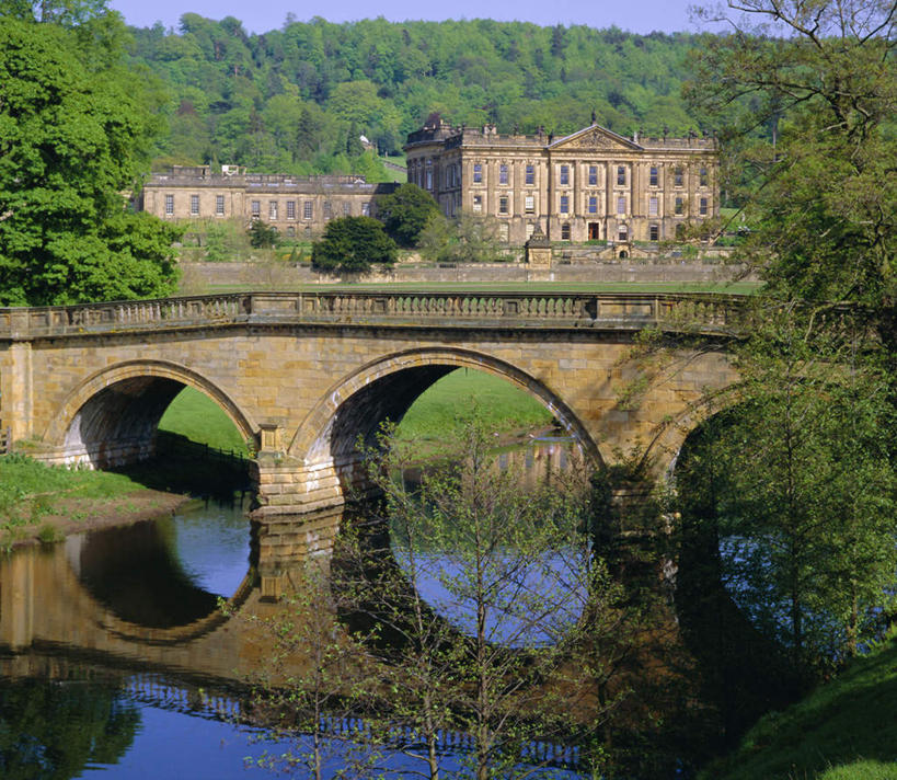 无人,家,横图,室外,白天,正面,旅游,度假,草地,草坪,河流,石头,美景,水,植物,别墅,窗户,英国,欧洲,一排,阴影,整齐,并列,并排,光线,石子,影子,房屋,墙,屋子,河水,景观,水流,公寓,桥,娱乐,石桥,洋房,楼房,英格兰,玻璃窗,拱桥,墙壁,墙面,住宅,栈桥,草,树,树木,排列,蓝色,绿色,倒影,蓝天,天空,阳光,自然,天,享受,休闲,景色,放松,拱形,生长,晴朗,成长,人行桥,石拱桥,倒映,西欧,队列,自然风光,大不列颠,平行,大不列颠及北爱尔兰联合王国,万里无云,大不列颠联合王国,日不落英帝国,反照,英吉利,峰区国家公园,查茨沃斯庄园,石块,晴空,晴空万里,彩图,房子