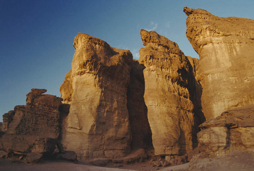 无人,横图,室外,白天,仰视,旅游,度假,石头,美景,山,山脉,以色列,亚洲,阴影,光线,石子,影子,景观,山峰,悬崖,山峦,娱乐,蓝色,蓝天,天空,阳光,自然,群山,天,享受,休闲,陡峭,景色,放松,晴朗,自然风光,西亚,沉积岩,万里无云,绝壁,以色列国,笔陡,峻峭,水成岩,石块,岩石,晴空,晴空万里,彩图,低角度拍摄