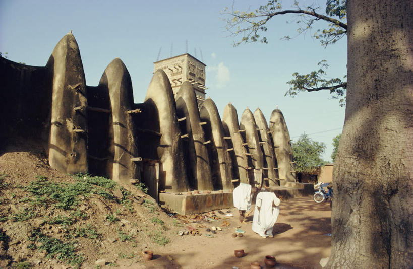 西方人,两个人,走,横图,室外,白天,民族服装,旅游,度假,名胜古迹,植物,标志建筑,地标,建筑,欧洲,非洲,布基纳法索,黑人,欧洲人,阴影,节日,遗迹,光线,影子,云,云朵,云彩,注视,古迹,文化,文物,娱乐,建设,古建筑,树,树木,背面,蓝色,绿色,白云,蓝天,天空,阳光,自然,天,观察,看,祈祷,享受,休闲,健康,旅游胜地,放松,许愿,宗教,信仰,生长,晴朗,成长,观看,纪念,祈求,察看,伊斯兰教,关注,清真寺,古文明,阿非利加洲,西非,平安,男人,男性,中年男性,非洲人,晴空,步行,散步,走路,彩图,全身,传统服装,民俗服