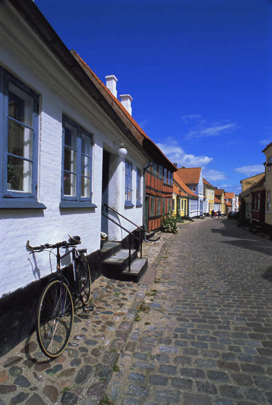 西方人,三个人,家,栏杆,走,竖图,室外,白天,正面,度假,美景,窗户,楼梯,城市风光,城市,道路,路,自行车,丹麦,欧洲,欧洲人,一排,阴影,服装,整齐,光线,扶手,影子,房屋,阶梯,墙,屋子,景观,云,云朵,小路,交通,云彩,注视,休闲装,娱乐,护栏,楼房,玻璃窗,墙壁,墙面,台阶,住宅,车,脚踏车,排列,衣服,蓝色,白云,蓝天,天空,阳光,交通工具,天,观察,看,享受,休闲,休闲服,景色,放松,服饰,乡间小路,晴朗,观看,察看,队列,关注,载具,北欧,丹麦王国,菲英岛,男人,男性,年轻男性,年轻女性,女人,女性,白种人,晴空,步行,散步,走路,彩图,全身,房子