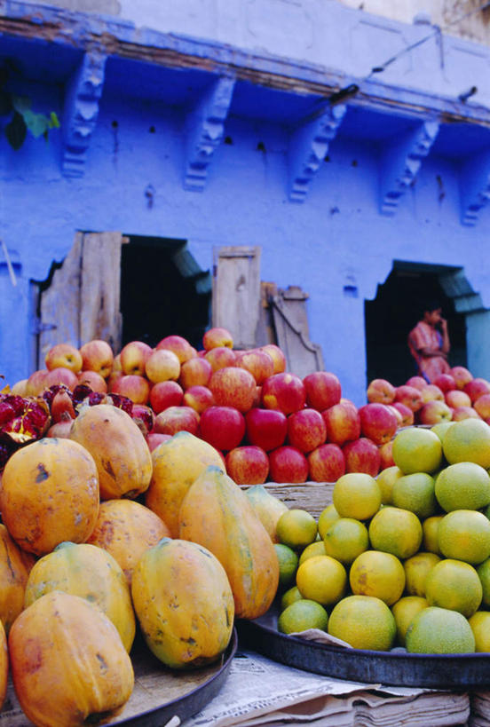 无人,家,竖图,室外,白天,正面,购物,消费,苹果,柑橘,水果,印度,亚洲,一堆,阴影,堆叠,堆积,新鲜,光线,影子,房屋,墙,屋子,生食,食品,果实,集市,市场,楼房,墙壁,墙面,住宅,食物,阳光,金融,有机食品,绿色食品,堆,南亚,选购,贸易,拉贾斯坦邦,拉贾斯坦,印度共和国,焦特布尔,佐德普尔,橘子,桔子,橙子,橙,彩图,房子