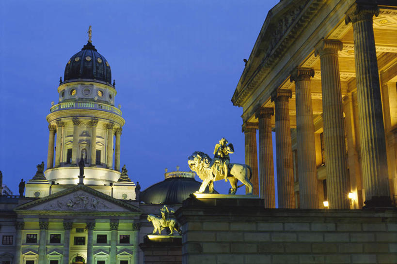 无人,家,站,横图,室外,白天,仰视,度假,美景,城市风光,城市,路灯,哺乳动物,野生动物,狮子,照明,雕塑,德国,欧洲,一排,阴影,艺术,整齐,装饰,光线,雕刻,雕像,影子,柱子,房屋,屋子,景观,公寓,灯光,首都,注视,娱乐,洋房,楼房,柏林,住宅,灯,排列,蓝色,蓝天,天空,动物,工艺品,天,观察,看,站着,享受,休闲,景色,放松,晴朗,观看,纪念,照亮,美术,察看,照明设备,西欧,队列,关注,主题,凶猛,陈列,万里无云,德意志联邦共和国,功能,美学,柏林州,近卫骑兵露天市集,残暴,凶残,晴空,晴空万里,站立,彩图,低角度拍摄,全身,房子