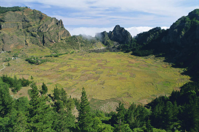 无人,横图,俯视,室外,白天,旅游,度假,草地,草坪,火山,石头,美景,山,山脉,植物,非洲,佛得角,阴影,光线,石子,影子,景观,山顶,山峰,云,云朵,山峦,云彩,娱乐,草,树,树木,蓝色,绿色,白云,蓝天,天空,阳光,自然,群山,天,享受,休闲,景色,放松,生长,晴朗,成长,自然风光,沉积岩,阿非利加洲,颠峰,极峰,佛得角共和国,水成岩,活火山,石块,死火山,休眠火山,岩石,晴空,彩图,高角度拍摄