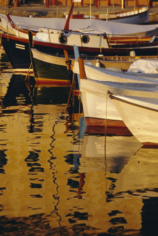 无人,码头,竖图,俯视,室外,白天,度假,河流,美景,水,城市风光,城市,港口,船,意大利,欧洲,停靠,阴影,波纹,光线,影子,河水,景观,水流,木船,涟漪,娱乐,倒影,水纹,阳光,交通工具,波浪,享受,休闲,景色,放松,倒映,舟,南欧,停泊,载具,意大利共和国,坎帕尼亚,阿马尔菲海岸,阿玛尔菲海岸,水晕,阿玛菲海岸,反照,坎帕尼亚大区,阿玛菲海岸风景区,波西塔诺,波西塔诺小镇,彩图,高角度拍摄,摆渡口,埠头,渡口,渡头,港湾,海港,货运码头,口岸,商港