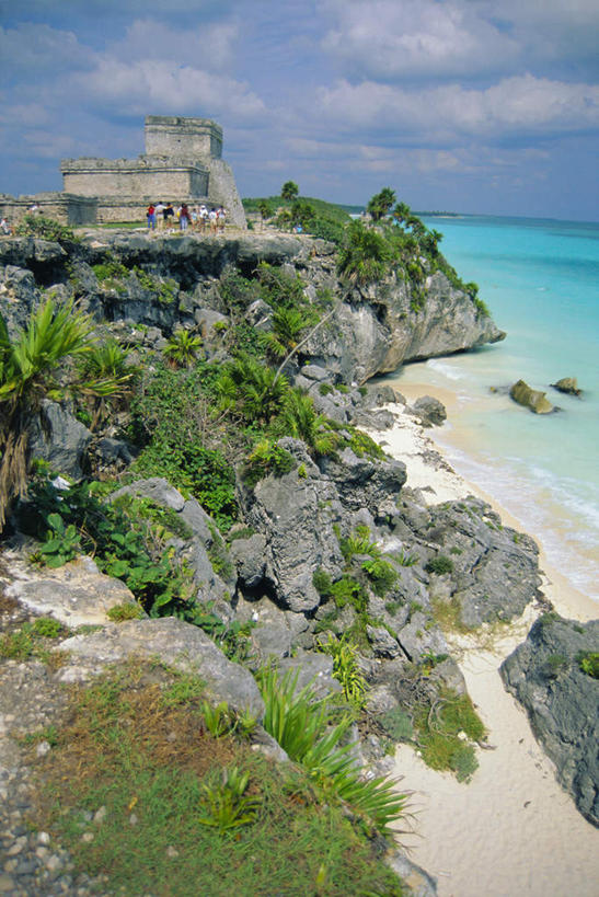 西方人,站,走,竖图,俯视,室外,白天,泳装,比基尼,旅游,度假,草地,草坪,海浪,海洋,石头,美景,沙滩,山,山脉,植物,墨西哥,欧洲,欧洲人,行人,游客,游人,阴影,泳裤,光线,沙子,石子,影子,海岸,景观,浪花,山峰,云,云朵,沙地,山峦,许多人,云彩,注视,娱乐,路人,旅客,草,蓝色,绿色,白云,蓝天,天空,阳光,自然,海水,群山,天,观察,看,站着,一群人,享受,休闲,景色,放松,晴朗,观看,察看,北美,北美洲,关注,自然风光,美洲,海景,金塔纳罗奥州,图卢姆,北亚美利加洲,亚美利加洲,墨西哥合众国,仙人掌王国,金塔纳罗奥,过客,男人,男性,年轻男性,年轻女性,女人,女性,白种人,大海,风浪,海,海水的波动,海滩,近岸浪,石块,岩石,涌浪,晴空,步行,散步,站立,走路,半身,彩图,高角度拍摄,三点式,泳衣