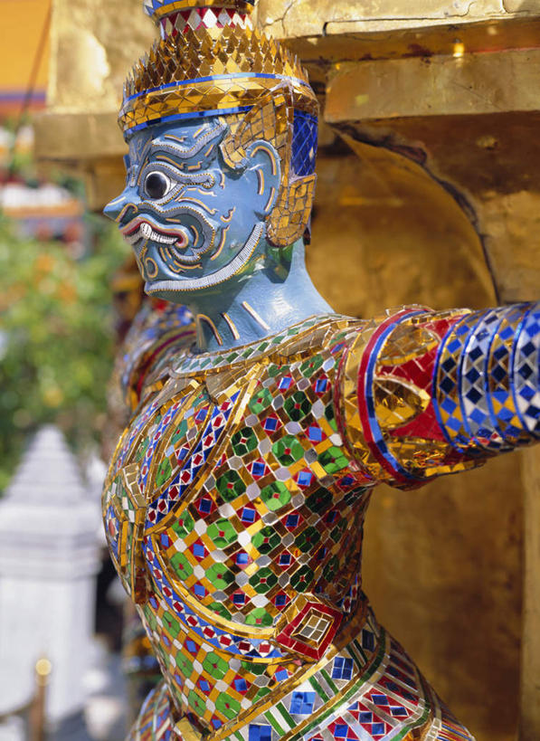 无人,伸展双臂,竖图,室外,特写,白天,正面,旅游,度假,名胜古迹,植物,标志建筑,地标,建筑,雕塑,曼谷,泰国,亚洲,阴影,朦胧,模糊,遗迹,艺术,装饰,光线,雕刻,雕像,影子,首都,注视,古迹,文物,娱乐,建设,古建筑,树,树木,绿色,阳光,自然,工艺品,观察,看,享受,休闲,旅游胜地,放松,东南亚,生长,成长,观看,纪念,华丽,修饰,美术,点缀,察看,关注,主题,陈列,古文明,泰王国,大皇宫,功能,美学,衬托,美观,雅致,雅观,曼谷皇宫,敞开双臂,伸开双臂,展开双肩,张开手臂,张开双臂,半身,彩图,皇宫