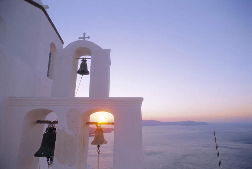 无人,教堂,横图,室外,白天,正面,度假,海浪,海洋,美景,日落,山,山脉,城市风光,城市,希腊,欧洲,节日,屋顶,景观,浪花,山峰,晚霞,霞光,落日,山峦,顶棚,文化,娱乐,祈愿,三个,海水,黄昏,群山,祈祷,享受,休闲,健康,景色,彩霞,放松,许愿,宗教,信仰,纪念,祈求,信号,基克拉迪群岛,圣托里尼岛,报时,海景,信念,希腊共和国,召集,夕照,鸣钟,平安,钟,大海,风浪,海,海水的波动,近岸浪,涌浪,夕阳,彩图,大教堂,礼拜堂,斜阳
