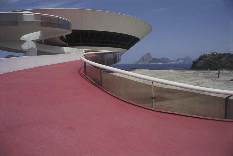 无人,博物馆,栏杆,横图,室外,白天,正面,度假,美景,城市风光,城市,道路,路,巴西,阴影,研究,光线,影子,景观,云,云朵,围栏,小路,交通,教育,云彩,娱乐,护栏,蓝色,白云,蓝天,天空,阳光,天,享受,休闲,景色,南美,放松,晴朗,展览,南美洲,拉丁美洲,欣赏,美洲,陈列,里约热内卢州,巴西联邦共和国,亚美利加洲,南亚美利加洲,典藏,尼泰罗伊,晴空,彩图