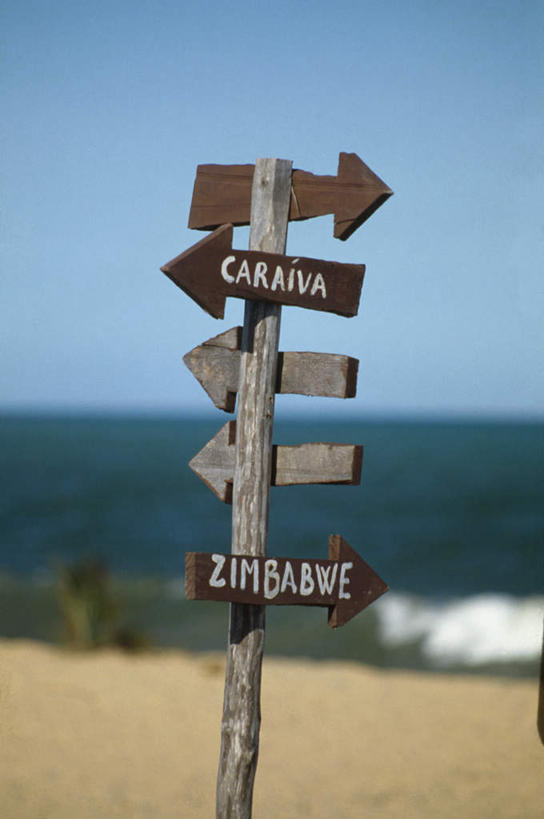 无人,竖图,室外,白天,正面,旅游,度假,海浪,海洋,沙滩,植物,巴西,萨尔瓦多,阴影,朦胧,模糊,光线,英文,标志,沙子,文字,影子,字符,字母,海岸,景观,浪花,水平线,辽阔,海平线,沙地,方向,娱乐,标识,箭头,树,树木,蓝色,绿色,蓝天,天空,阳光,自然,海水,天,享受,休闲,广阔,景色,南美,放松,生长,晴朗,成长,英文字母,一望无际,南美洲,指向,拉丁美洲,自然风光,美洲,海景,万里无云,巴西联邦共和国,首府,簇,亚美利加洲,南亚美利加洲,巴伊亚,巴伊亚州,无边无际,一马平川,大海,风浪,海,海水的波动,海滩,近岸浪,涌浪,晴空,晴空万里,彩图,水天相接,水天一线