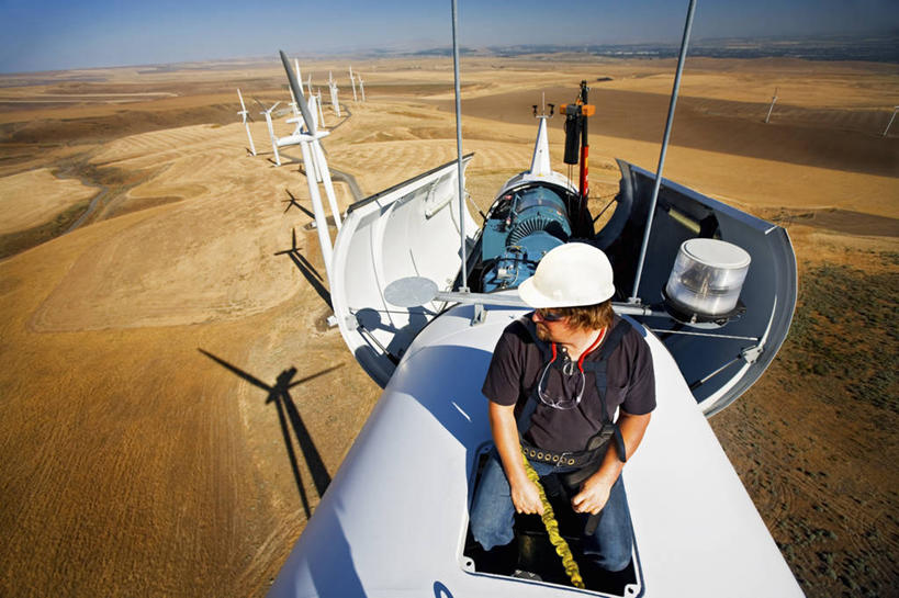 西方人,成年人,中年人,一个人,工程师,农场,横图,室外,白天,技术,风,欧洲,美国,欧洲人,仅一个男性,仅一个人,仅一个中年男性,环保,风力,发电机,塔,打开,职业,探索,工业,摄影,能源,电,电源,环境,回收,资源,工程,开启,利用,低碳,循环,替代能源,华盛顿州,帕卢斯,环境保护,涡轮,持续,男人,男性,中年男性,白种人,风轮机,彩图