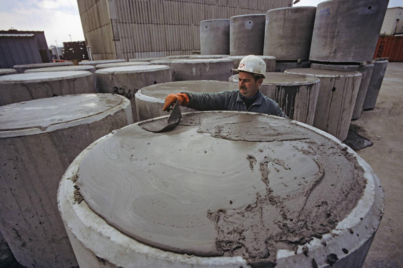 西方人,成年人,中年人,一个人,横图,法国,欧洲,欧洲人,仅一个男性,仅一个人,仅一个中年男性,混凝土,垃圾,仓库,容器,工业,摄影,能源,核电站,有毒废物,法国文化,男人,男性,中年男性,白种人,彩图