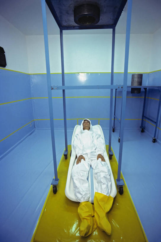 西方人,成年人,中年人,一个人,竖图,长时间曝光,巴西,欧洲,欧洲人,仅一个男性,仅一个人,仅一个中年男性,放射,摄影,有毒废物,危险,男人,男性,中年男性,白种人,彩图,白色人种,高加索人种,欧罗巴人种