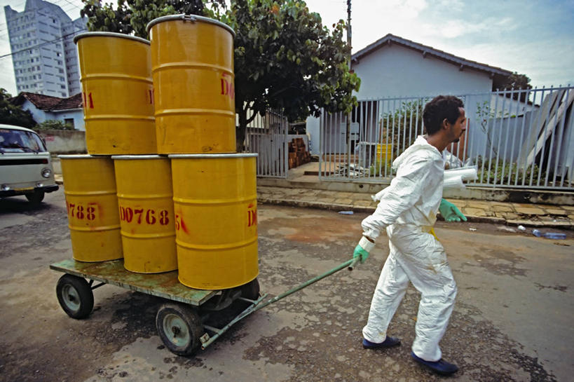 西方人,成年人,中年人,一个人,拉,横图,长时间曝光,巴西,欧洲,欧洲人,仅一个男性,仅一个人,仅一个中年男性,工作,放射,摄影,有毒废物,危险,男人,男性,中年男性,白种人,彩图,白色人种,高加索人种,欧罗巴人种