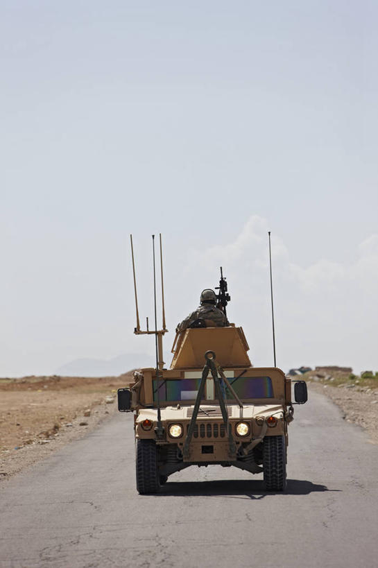 一个人,竖图,留白,正面,高速公路,路,阿富汗,军事,战争,运输,摄影,恐怖,货运,危险,彩图,悍马,美国海军陆战队