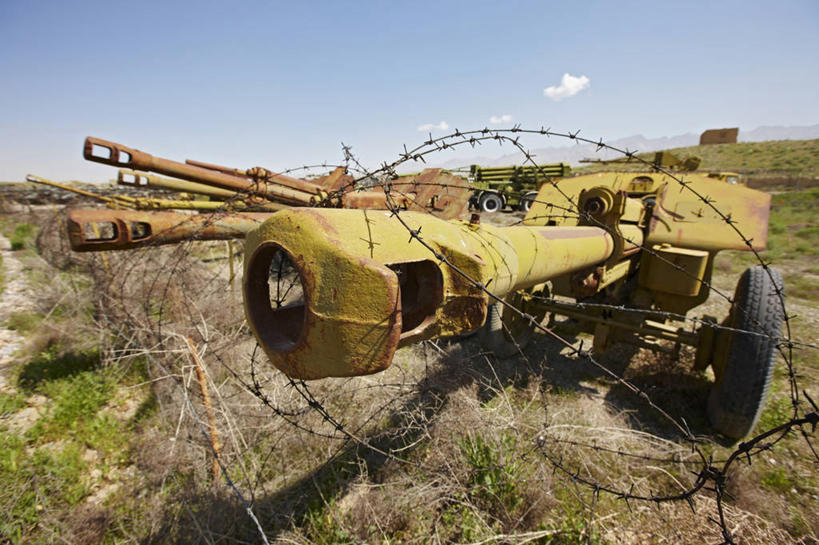 无人,横图,指示牌,阿富汗,生锈,军事,钢铁,金属,标志,枪支,文字,标识,黄色,战争,摄影,腐蚀,侵蚀,腐烂,打斗,榴弹炮,腐化,锈迹斑斑,彩图,带刺铁丝网