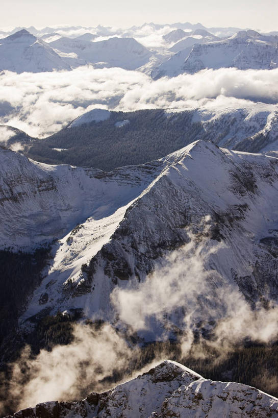 无人,竖图,俯视,航拍,室外,山,山脉,暴风雨,美国,停靠,地形,山顶,云,警告,警示,摄影,禁止,提醒,鸟瞰,提示,停泊,限制,迷路,科罗拉多州,洛矶山脉,自然地理,危险,彩图,高角度拍摄