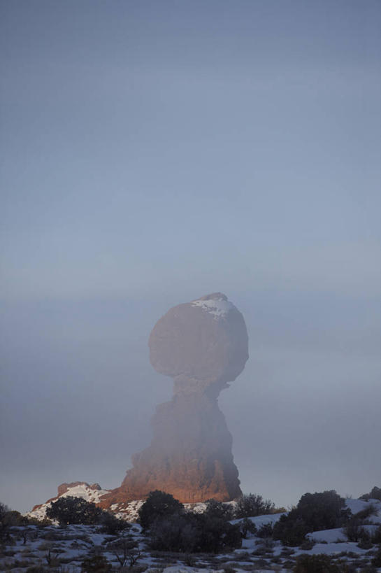 无人,竖图,室外,白天,留白,美景,雪,雾,美国,科学,景观,冬天,自然,地标建筑,景色,寒冷,摄影,自然风光,拱门国家公园,犹他,地质学,沙岩,科罗拉多高原,自然地理,彩图