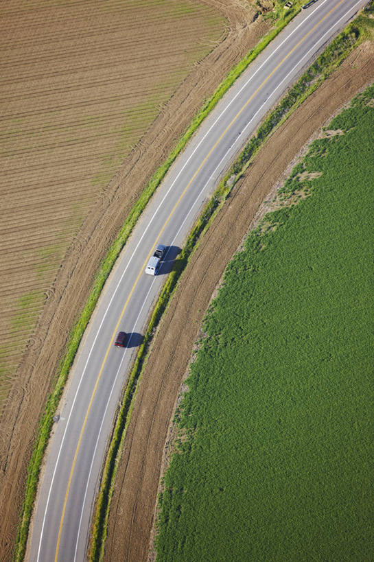 无人,农场,竖图,俯视,航拍,室外,白天,高速公路,卡车,路,汽车,美国,弯曲,田地,冬天,绿色,运输,摄影,北美,北美洲,鸟瞰,加利福尼亚,美洲,加州,加利福尼亚州,金州,黄金州,萨克拉门托,北亚美利加洲,亚美利加洲,萨克拉门托县,几何形状,彩图,高角度拍摄,县治,美利坚合众国,沙加缅度