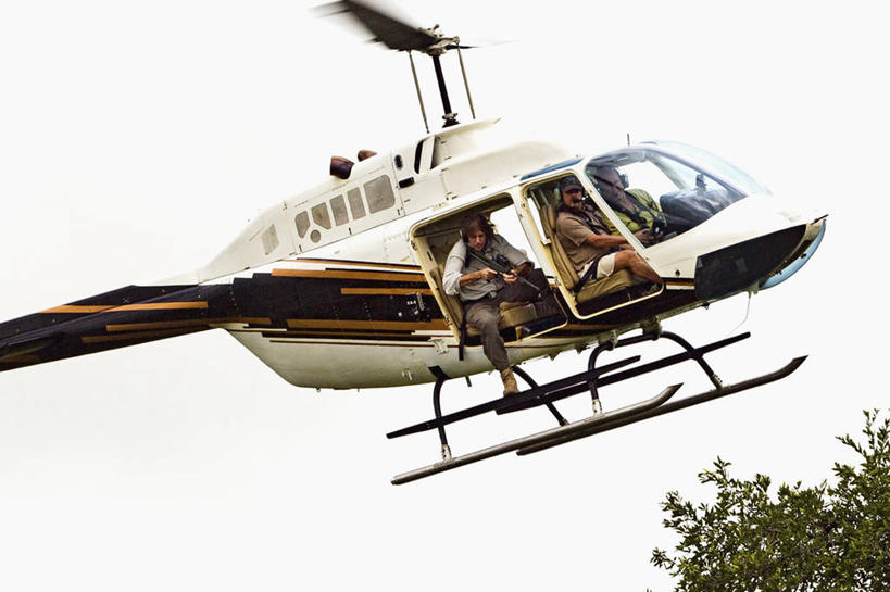 成年人,中年人,三个人,兽医,横图,室外,白天,探险,博茨瓦纳,科学,枪支,白色,运输,摄影,直升机,飞行器,瞄准,来福枪,奥卡万戈三角洲,男人,中年男性,彩图