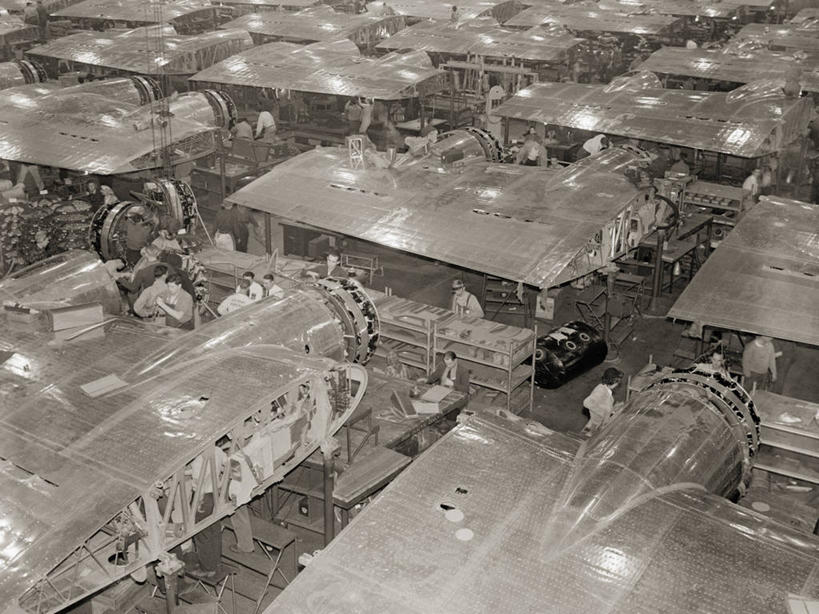 工厂,横图,俯视,黑白,室内,美国,军事,工作,历史,工业,摄影,第二次世界大战,军用机,华盛顿州,西雅图,高角度拍摄,官位,官职,职位