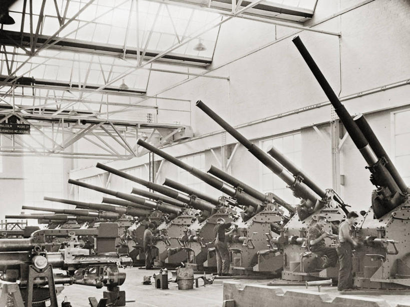成年人,工厂,横图,黑白,室内,白天,澳大利亚,五个人,军事,炮,战争,工业,摄影,第二次世界大战,墨尔本,年轻男性,年轻人,官位,官职,职位