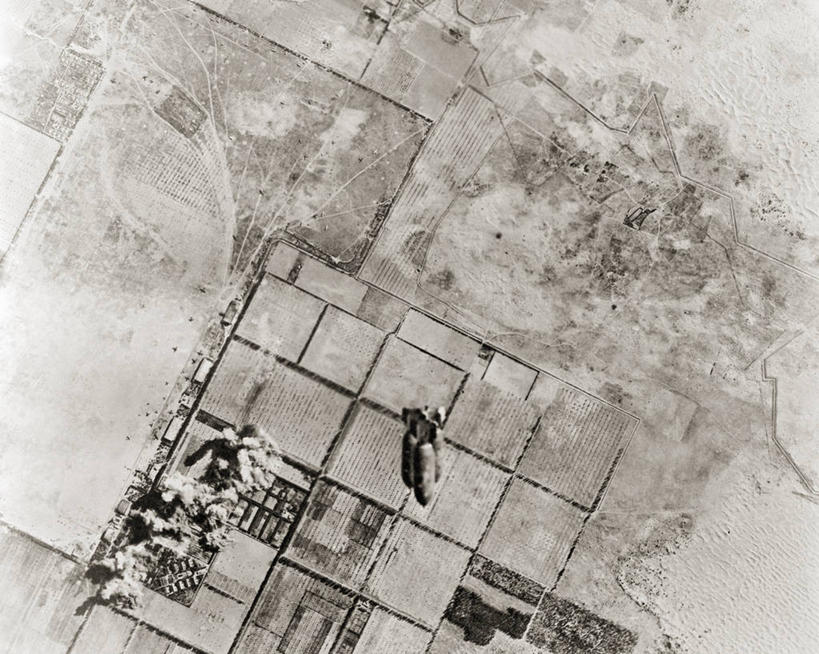 无人,横图,俯视,航拍,黑白,室外,白天,爆炸,城市,利比亚,军事,田地,首都,停机坪,战争,摄影,第二次世界大战,鸟瞰,毁灭,轰炸,高角度拍摄,爆炸物