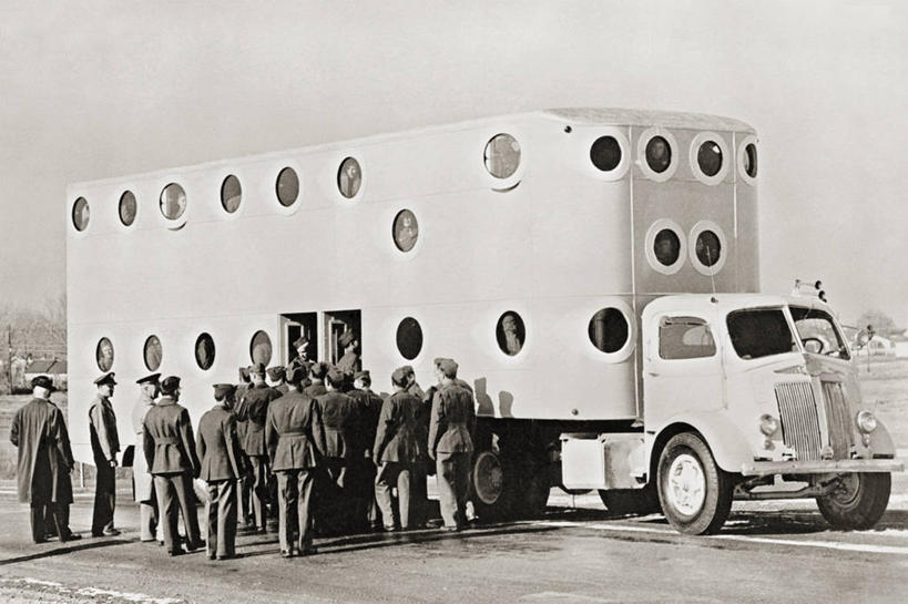 成年人,中年人,横图,黑白,室外,白天,窗户,美国,士兵,军事,许多人,一群人,战争,运输,摄影,科罗拉多州,军用车,科罗拉多斯普林斯,中年男性