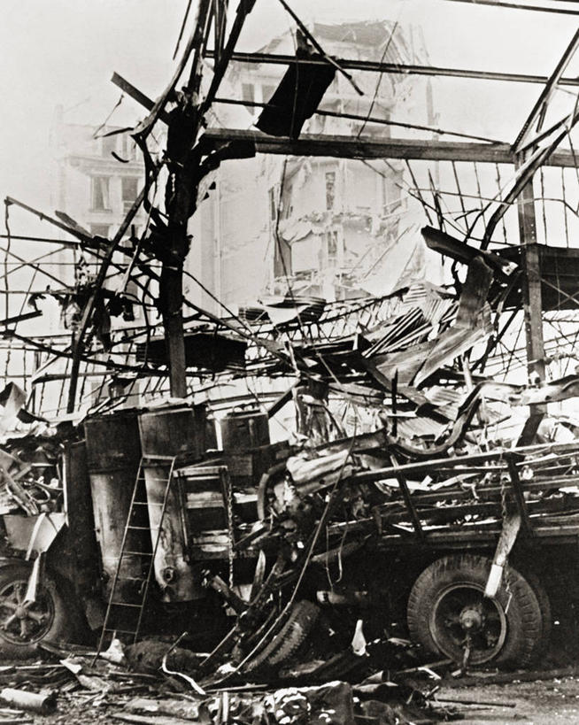 无人,竖图,黑白,室外,白天,法国,巴黎,首都,战争,摄影,第二次世界大战,毁灭,轰炸,失事