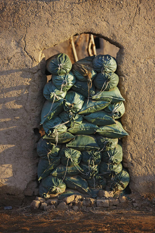 无人,竖图,室外,白天,阿富汗,废弃,艺术,冲突,包,门口,力量,摄影,报废,保护,腐烂,废物,文学,沙袋,丢弃,毁灭,放弃,抛弃,摈弃,彩图,屏弃,排除,摈斥,摒除,超现实主义,流派,艺术流派