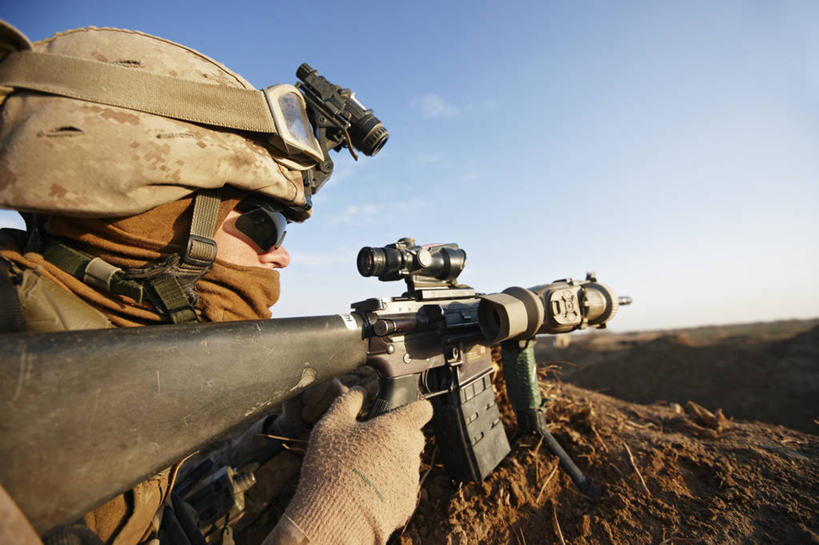 成年人,一个人,横图,室外,白天,杂志,阿富汗,仅一个男性,仅一个人,枪支,头盔,头饰,设备,物品,仅一个年轻男性,看,武器,战争,摄影,打斗,瞄准,进攻,来福枪,狙击手,猎人,男人,男性,年轻男性,年轻人,彩图,M16步枪,美国海军陆战队,特种部队